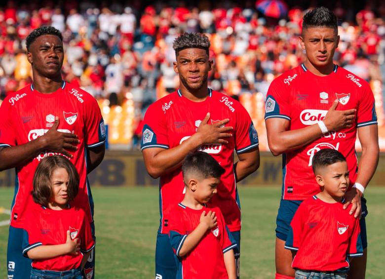 Frank Fabra (centro) es la principal novedad del DIM para enfrentar a Santa Fe. FOTO: Instagram Fabra18