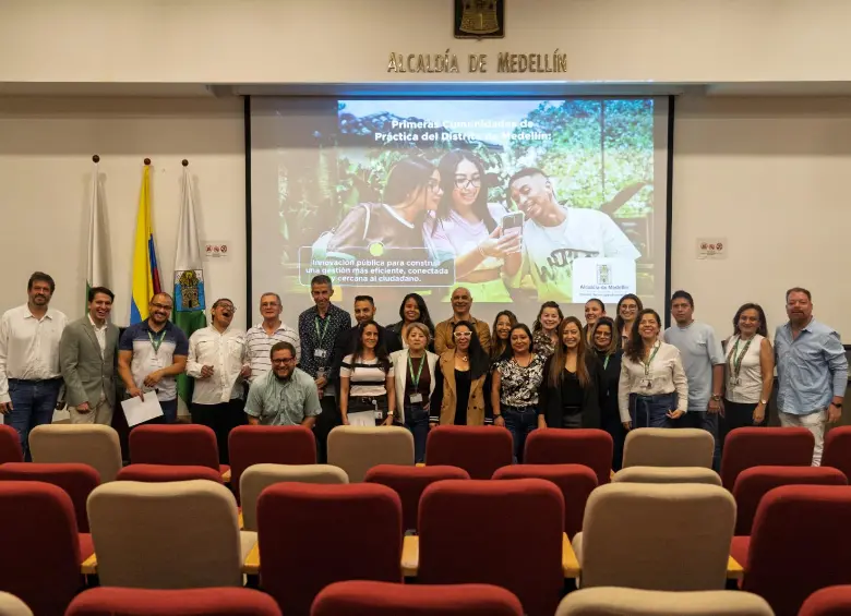 Estos son los participantes de los procesos piloto que trabajaron en líneas de gestión del conocimiento e innovación, e inteligencia artificial. FOTO: Cortesía Alcaldía de Medellín 