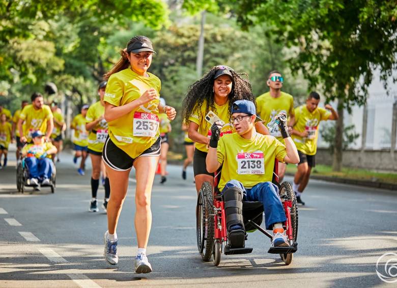 Corre por Amor, carrera de inclusión social. En 2024 participaron alrededor de 2.800 atletas. FOTO CORTESÍA 