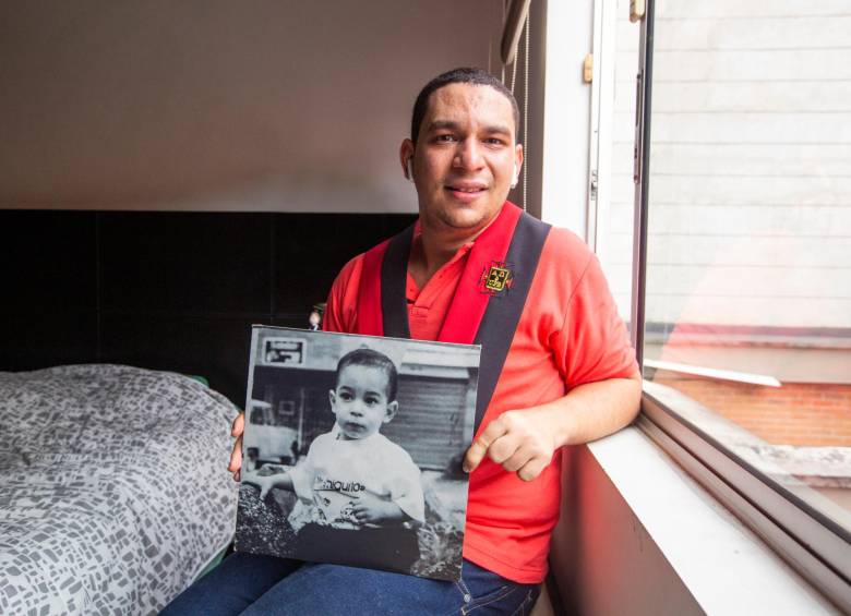 La imagen muestra la foto de Sebastián portando una foto de cuando era un bebé aún de brazos. Han sido 27 años de lucha y sacrificios para graduarse de ingeniero. FOTO Carlos Velásquez