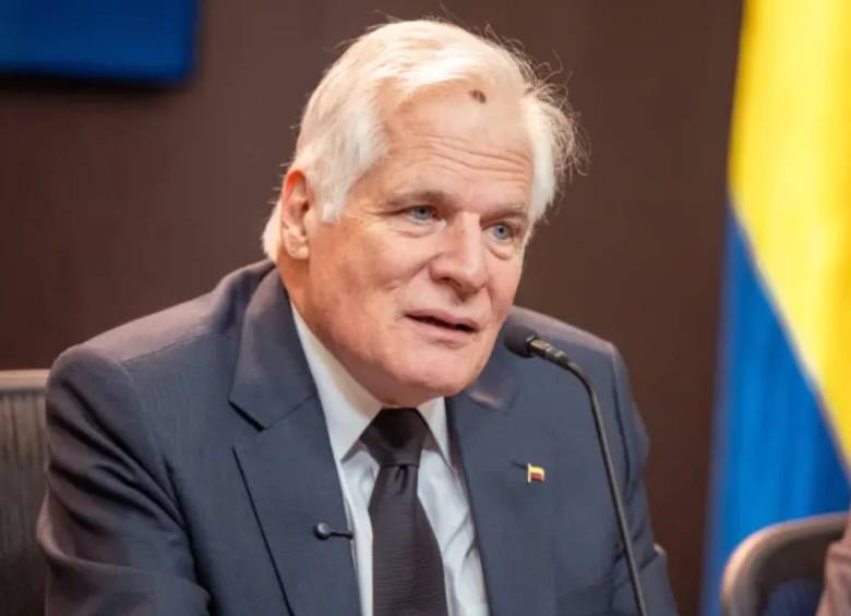 Miguel Uribe Londoño recogió las banderas de su hijo asesinado y hoy es candidato a la Presidencia. FOTO: AFP