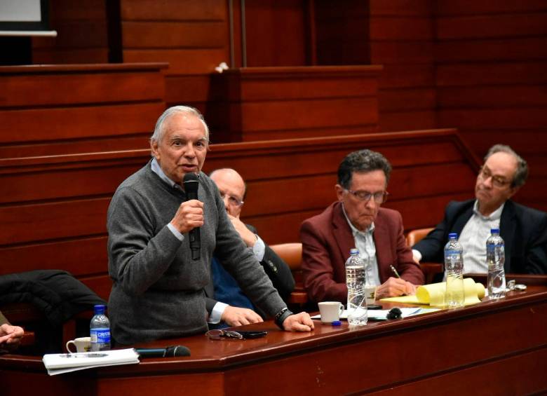 Ricardo Bonilla, exministro de Hacienda, es saludado por el ministro de la cartera económica, Germán Ávila. FOTO CORTESÍA MINHACIENDA