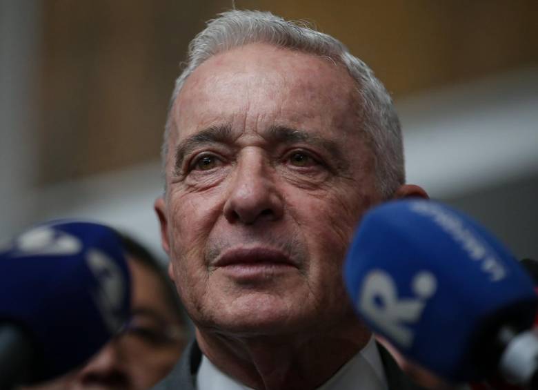 Álvaro Uribe declarando frente a los medios de comunicación. FOTO: Colprensa