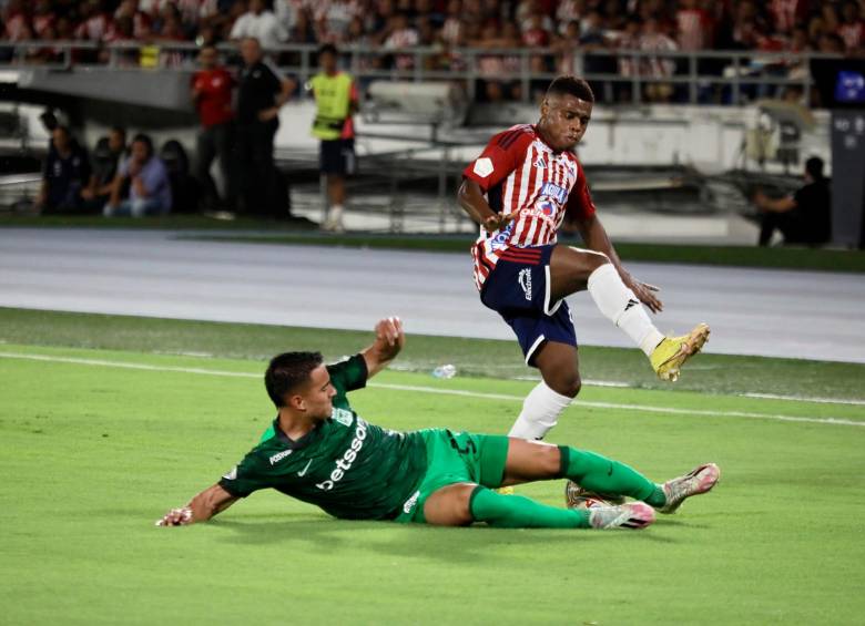 En la imagen aparece el zaguero Juan José Arias, uno de los más destacados de Nacional ante Junior. FOTO COLPRENSA