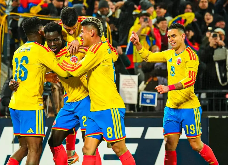 Los futbolistas del seleccionado colombiano celebran uno de los goles con los que vencieron a Australia en Nueva York el martes 18 de noviembre. Foto: tomada del x de @FCFSeleccionCol
