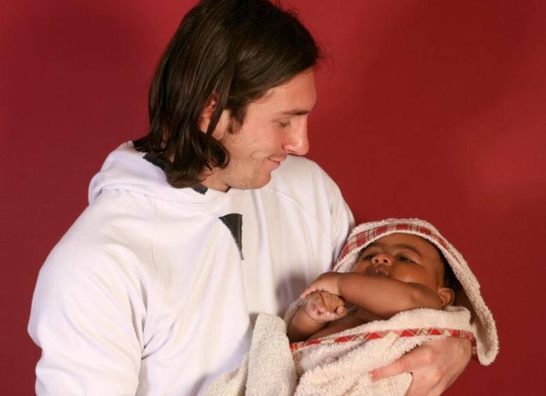 Messi cargando a Lamine Yamal cuando era un bebé recién nacido en el año 2007. FOTO: Cortesía Joan Monfort