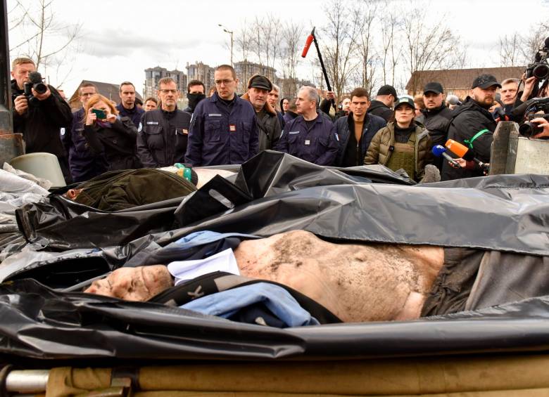 Los investigadores forenses comenzaron a exhumar una fosa común en Bucha que contenía más de 410 cuerpos de civiles, según funcionarios ucranianos. FOTO EFE