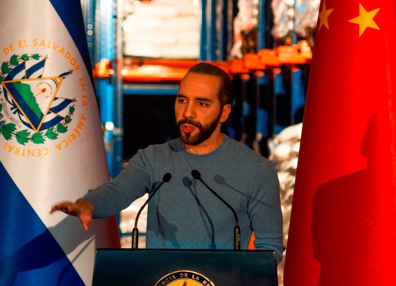 El presidente de El Salvador, Nayib Bukele, cercó todo un barrio para combatir a las pandillas, las “maras”. FOTO getty