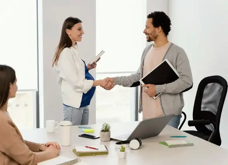 Los expertos advierten que errores sutiles como usar frases genéricas, hablar en exceso o no investigar sobre la compañía pueden costar la oportunidad de empleo. FOTO: GETTY