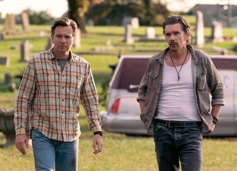 Ewan McGregor y Ethan Hawke en Raymond & Ray, la película de Rodrigo García que se puede ver en Apple TV+. FOTO Cortesía Apple