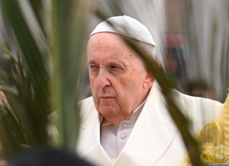 Un día después de salir del hospital, el papa Francisco apareció en la ceremonia que da inicio a la Semana Santa. FOTO: EFE