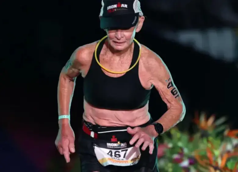 Natalie Grabow llegando a la meta del exigente Campeonato Mundial IronMan en Hawái. FOTO: Getty