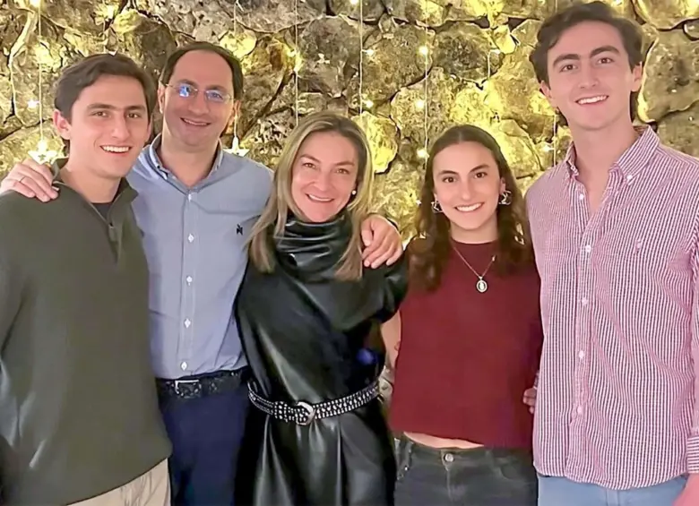 Restrepo sostiene su vida junto a su esposa Tatiana Céspedes y sus tres hijos. FOTO Cortesía