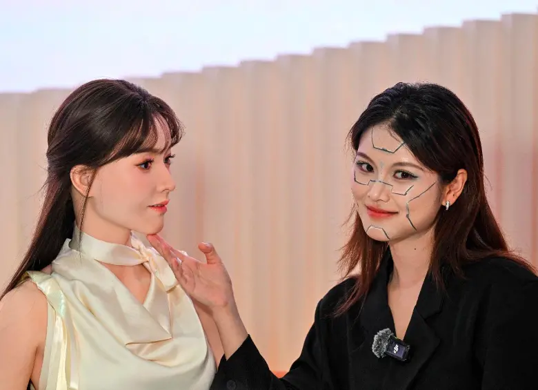 La de la izquierda es un robot en versión femenina. FOTO AFP