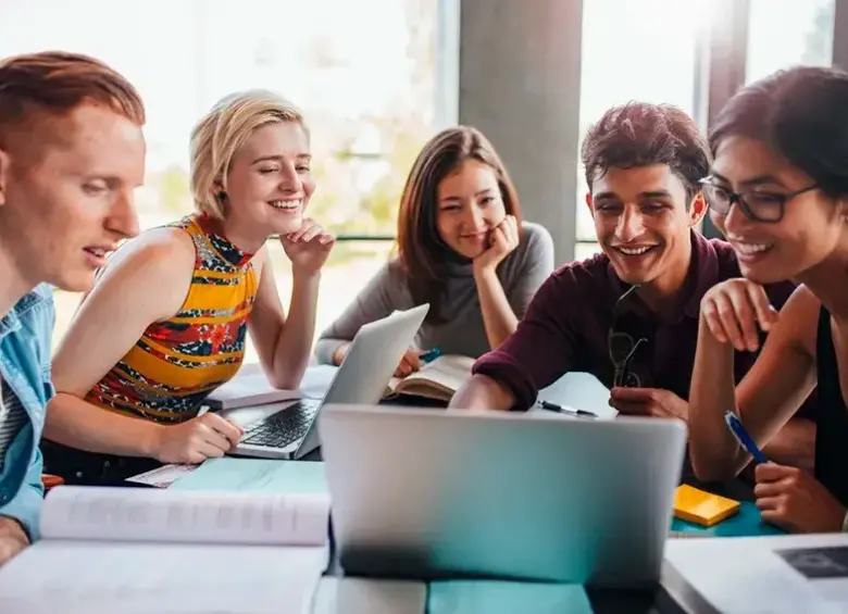 Más de diez carreras universitarias tienen la posibilidad de vincularse a la Universidad de los Andes para fortalecer su formación profesional en 2026. FOTO: GETTY