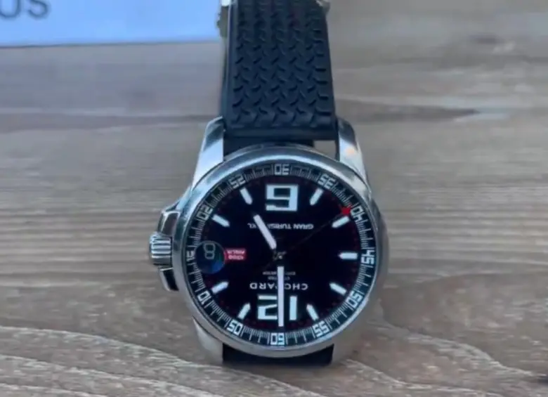 El reloj lujoso de marca suiza Chopard que fue robado y recuperado. Tienen un valor aproximado de 5 mil euros en adelante, según su página oficial, es decir, 24 millones de pesos colombianos. FOTO: CAPTURA VIDEO POLICÍA BOGOTÁ