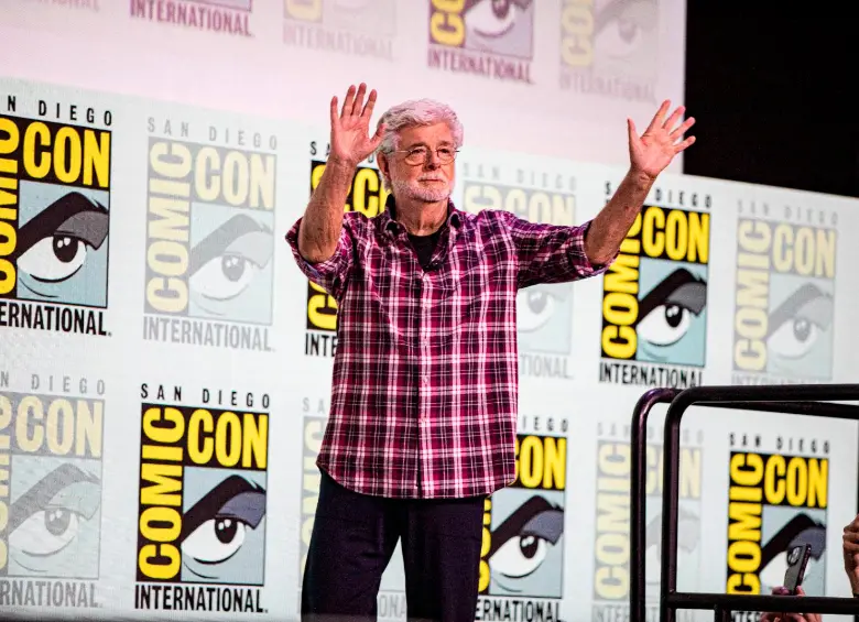 George Lucas fue recibido una ovación por miles de fanáticos durante su histórica primera aparición en la Comic-Con. FOTO Getty