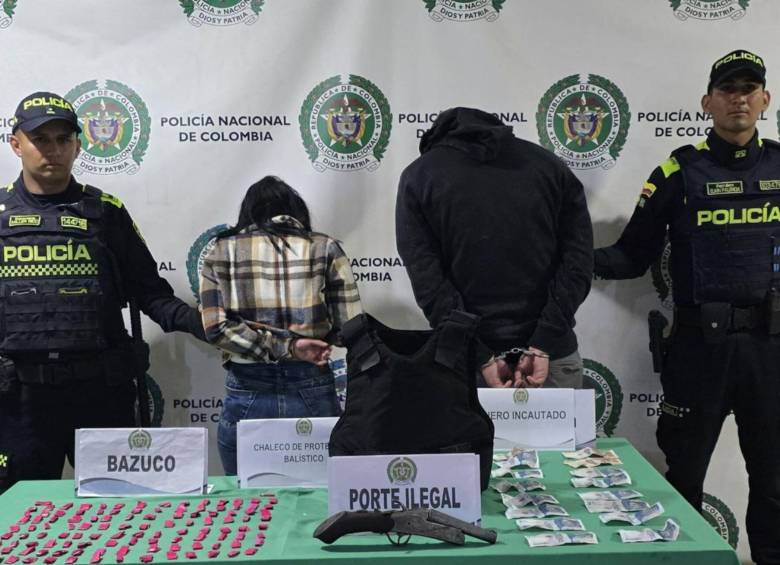 Los dos sujetos poseían bazuco, armas tipo changón y dinero en efectivo que se presume es de la venta ilícita de estupefacientes. Foto: Secretaría de Seguridad Bogotá. 