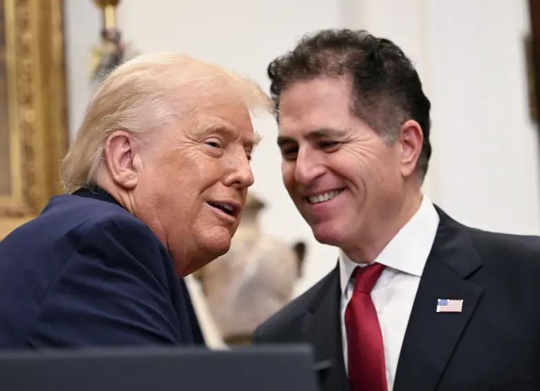 El presidente Trump anuncia junto a Michael y Susan Dell la donación de USD 6.250 millones para financiar 25 millones de cuentas de inversión infantiles. FOTO: AFP