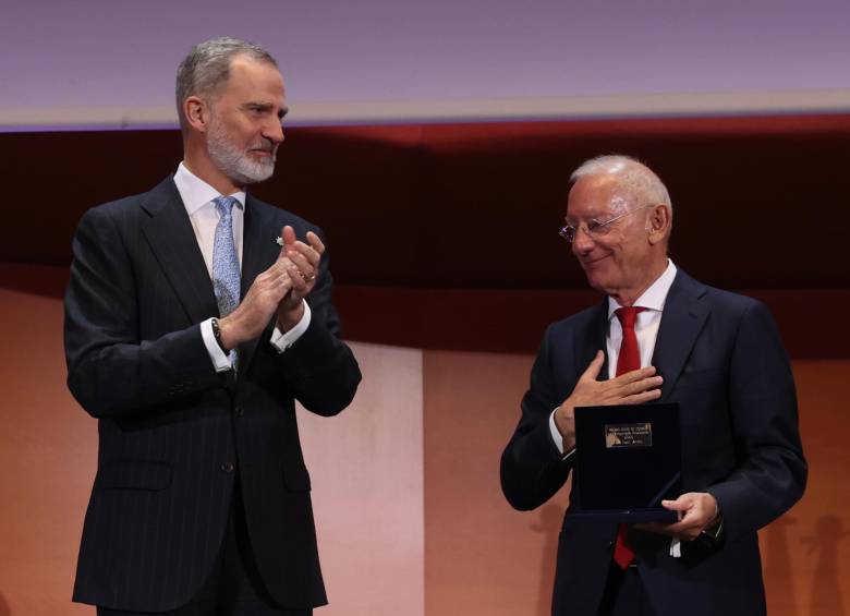 El Rey entregó en Barcelona la VIII edición del Premio Reino de España a la Trayectoria Empresarial al cofundador y presidente de Mango, Isak Andic. FOTO: CASA REAL ESPAÑA