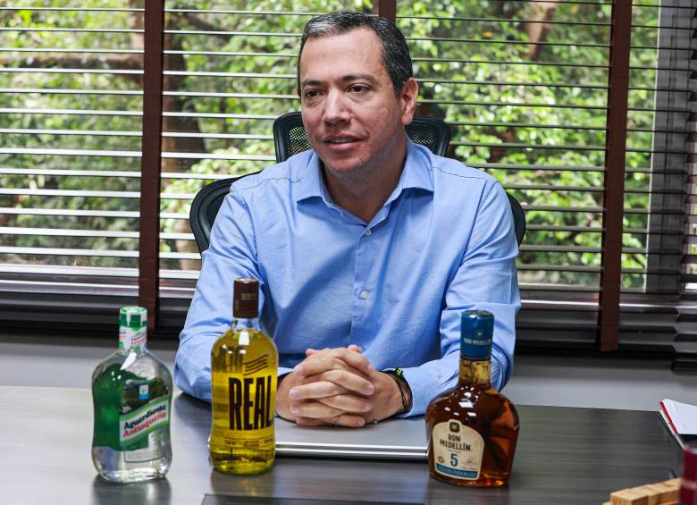 Esteban Ramos, gerente de la FLA, destaca que el Aguardiente Antioqueño es líder del mercado en Colombia y tiene el 57% del negocio. FOTO Manuel Saldarriaga