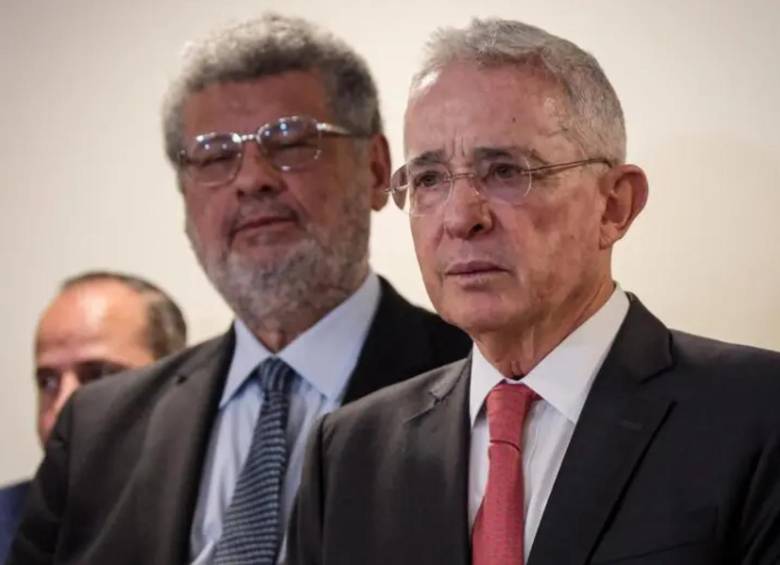 El expresidente Álvaro Uribe y uno de sus abogados, Jaime Granados. FOTO: Colprensa