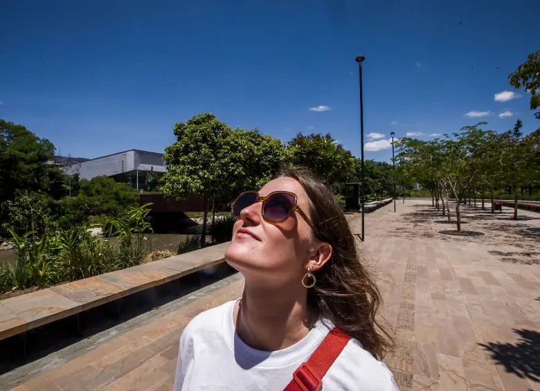 Según previsiones de los expertos, los días de agosto serán calurosos. Se recomienda a los habitantes de Medellín cuidar la piel. Foto: EL COLOMBIANO.