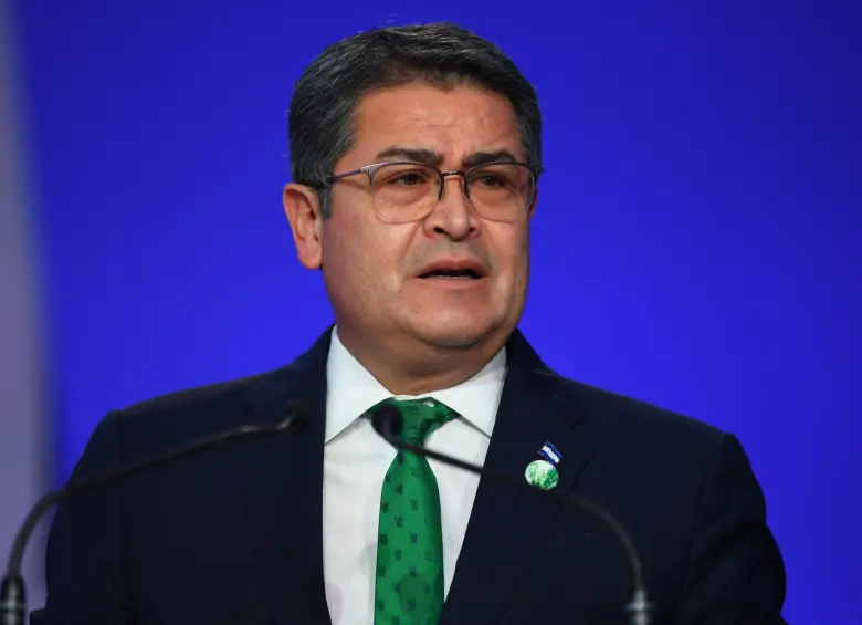 Hernández, presidente de Honduras desde 2014 a 2022, fue extraditado a Estados Unidos desde Honduras después de que presentaran cargos relacionados con narcotráfico y armas de fuego en su contra. FOTO: AFP