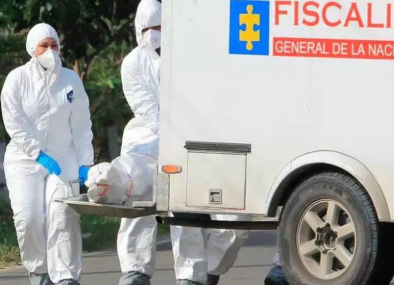 Según le contaron los vecinos a las autoridades, no es la primera vez que esta alcantarilla pone en riesgo la vida de las personas, por lo que en esta ocasión decidieron taparla con escombros. FOTO: COLPRENSA