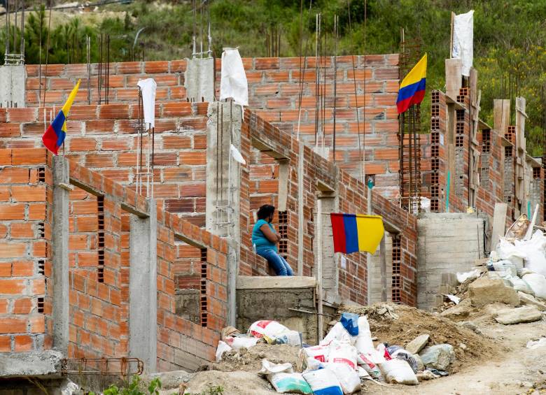 La construcción ilegal de viviendas y la expansión de barrios informales está acelerando las amenazas de la ciudad y el Valle de Aburrá frente a la crisis climática. FOTO: JAIME PÉREZ