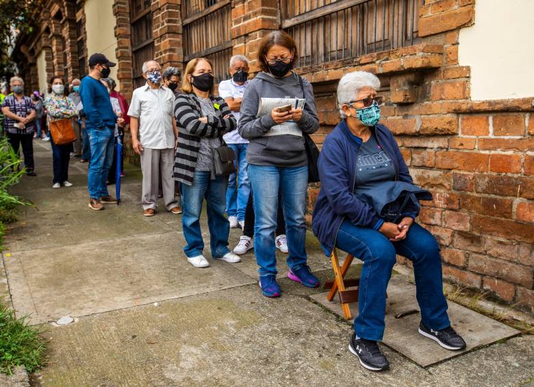 La Ley 100 de 1993, que rige al sistema pensional del país, restringe el acceso a los ahorros de los trabajadores en los fondos privados hasta la edad de jubilación (mujeres 57 años y hombres 62 años). FOTO el colombiano
