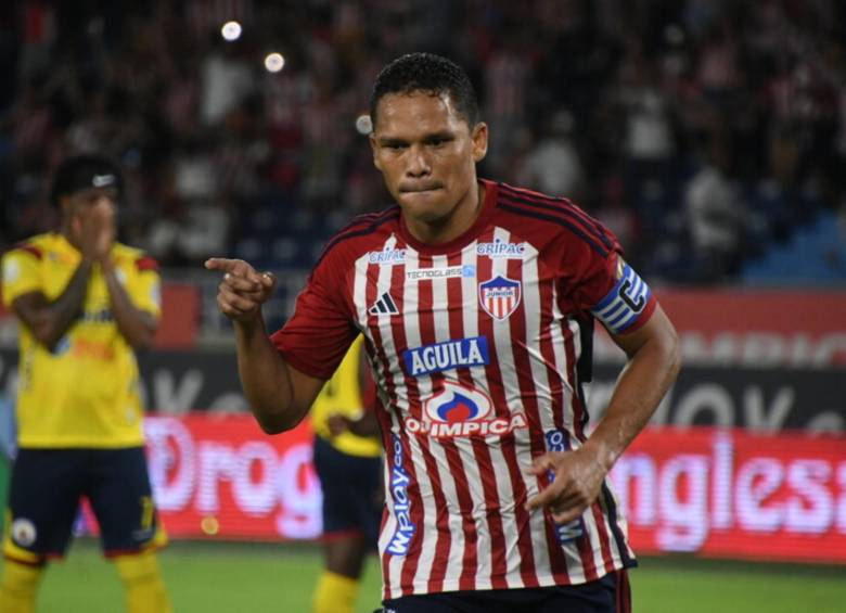 El vehículo de Carlos Bacca (una camioneta de color gris) fue vandalizada por los mismos hinchas de Junior de Barranquilla que salieron furiosos tras la derrota 4-3 ante Águilas Doradas. FOTO: Colprensa