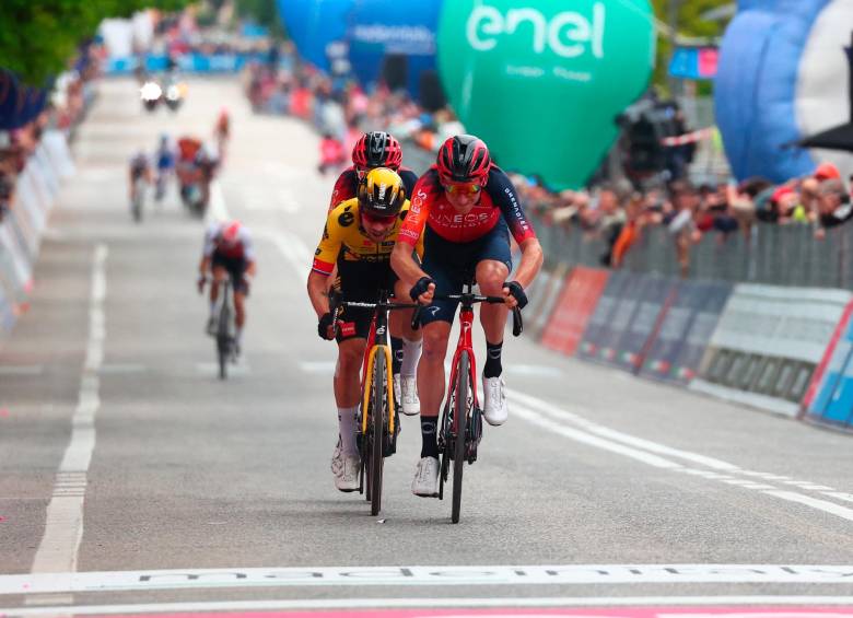 Primoz Roglic, tras su ataque rumbo a Fossombrone, encontró alianza con Tao Geoghegan Hart, ganador del Giro-2020, y su compañero Geraint Thomas, vencedor del Tour-2018. Remco sufrió. FOTO AFP