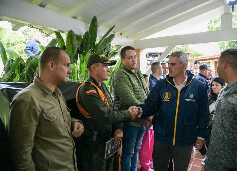 Gobernador Andrés Julián Rendón (de azul) durante su visita al municipio de El Retiro. FOTO: Cortesía