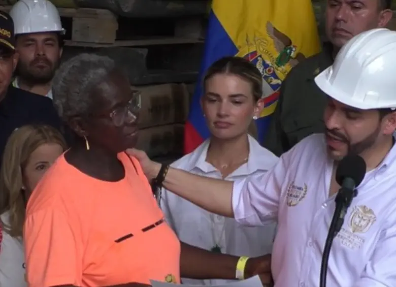 Abelardo de la Espriella hizo varios anuncios desde Quibdó acompañado de empresarios y banqueros, además de compartir con la comunidad. Foto: Captura de pantalla video Presidencia. 