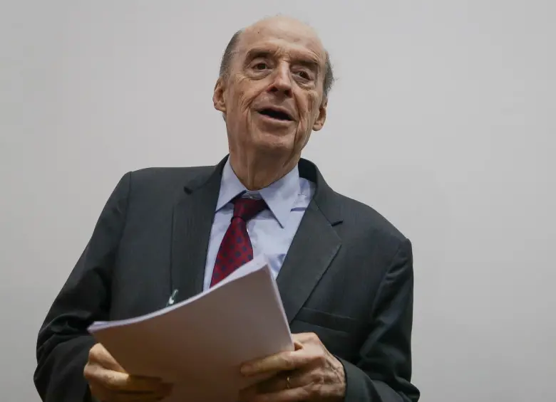 Excanciller Álvaro Leyva, imputado por lío de pasaportes.