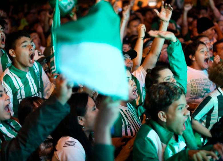 Los hinchas celebran en Medellín el triunfo del más veces campeón. FOTO: Edwin Bustamante / EL COLOMBIANO