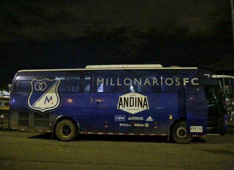 El bus de Millonarios fue atacado mientras salía de la ciudad de Barranquilla hacia el aeropuerto. Foto: Colprensa