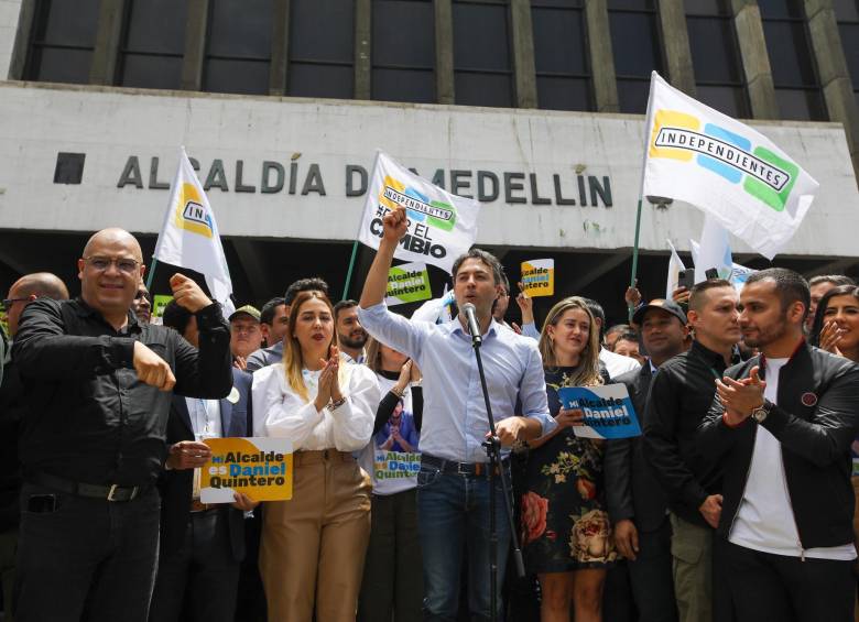 Daniel Quintero volvió a La Alpujarra a ejercer como alcalde de Medellín, cargo del que estuvo apartado por 42 días. Estuvo acompañado de su círculo cercano. FOTO Edwin Bustamante