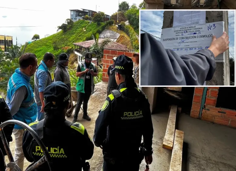 Adelante, una de las construcciones sancionadas. Atrás, funcionarios durante una de las visitas a la zona.FOTO: Cortesía Alcaldía de Medellín