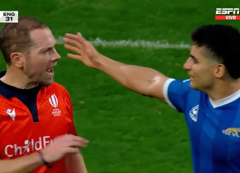 Momento en que Tomás Albornoz habría tenido el tenso encuentro con el árbitro del partido. FOTO: Captura de video de ESPN