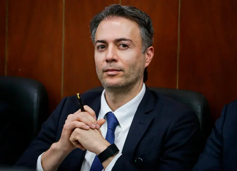 Las 10 veces que Iván Cepeda ha callado sobre los escándalos de corrupción del gobierno