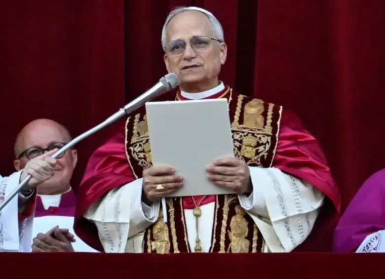 Tras ser elegido como papa, León XIV se dirigió ante los más de 30.000 fieles que lo esperaron en la Plaza de San Pedro en el Vaticano. FOTO: VATICANO