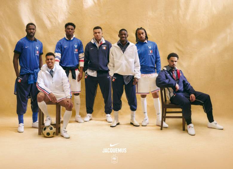 Jacquemus diseñó una colección cápsula de siete piezas para la selección francesa, donde el elemento central es una camiseta de pre‑partido con estética elegante (rayas finas y estilo retro). FOTO: Cortesía Nike y Jaquemus.