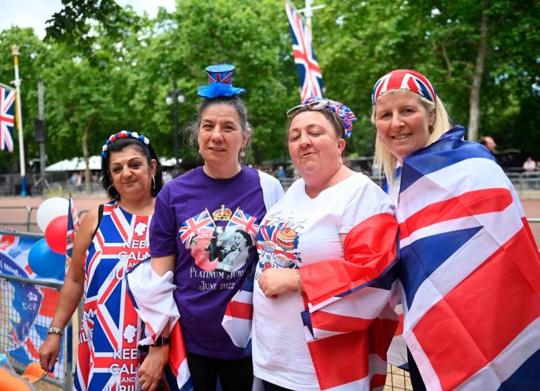 Los seguidores de la monarca inglesa ya están listos para el desfile que se celebrará este 2 de junio. Será abierto al público. FOTO EFE