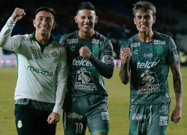 James Rodríguez junto a sus compañeros de equipo, entre ellos, Nicolás Fonseca (derecha). FOTO: REDES SOCIALES LEÓN DE MÉXICO