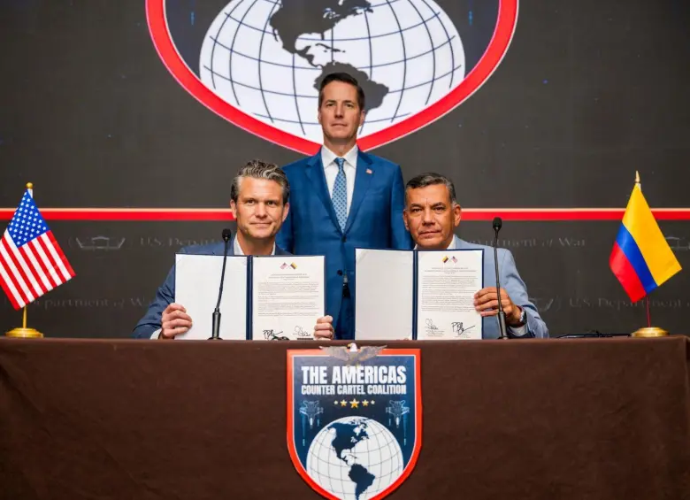El secretario de Defensa, Pete Hegseth (izquierda) se reunió en Panamá con el ministro de Defensa, Jorge Mora (derecha). FOTO: @SecWar