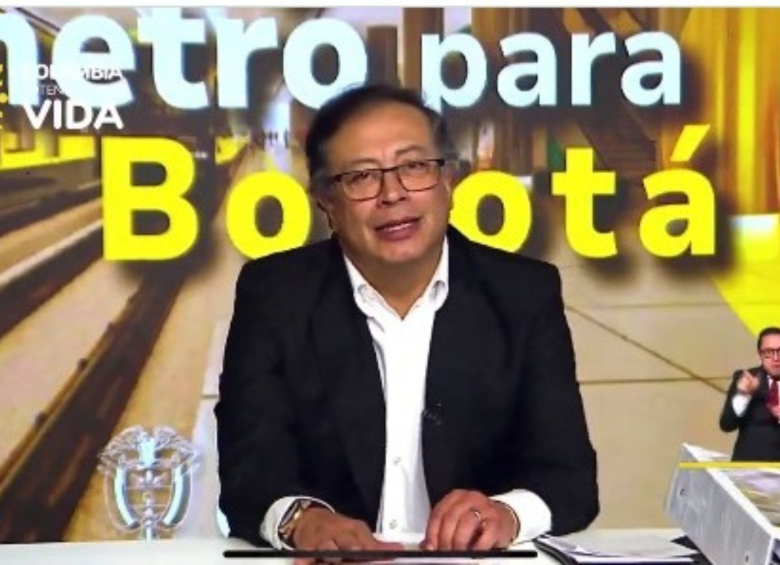 El presidente Gustavo Petro dando a conocer los estudios de la Sociedad Colombiana de Ingenieros sobre el modelo mixto para el Metro de Bogotá. FOTO: colprensa