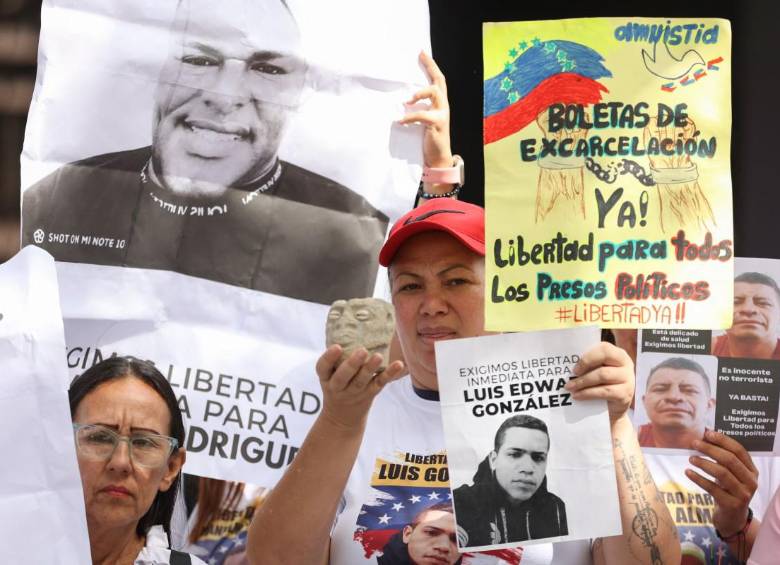 Familiares de personas desaparecidas protestando en contra de las desapariciones forzadas. FOTO: AFP. 