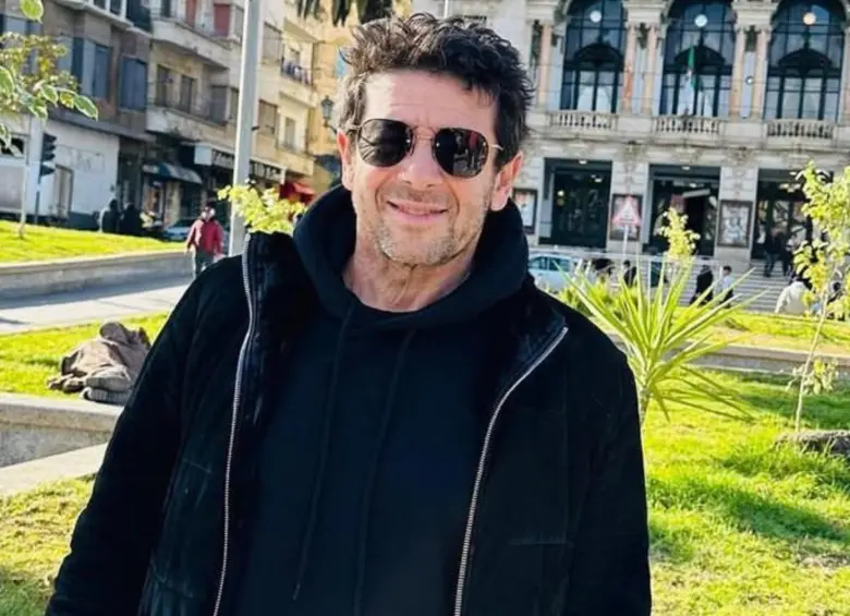 El cantante de 67 años, que niega rotundamente los cargos, enfrenta una avalancha de acusaciones de casi dos docenas de mujeres en un caso que revive con fuerza el movimiento #MeToo en el país galo. FOTO: Tomada de redes sociales @PatrickBruel